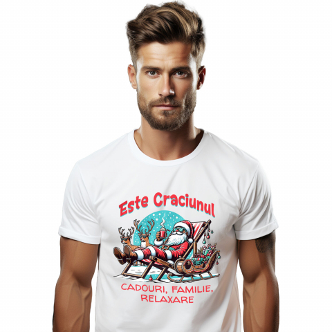CRACIUN - Tricou Femei, Barbati, Copii, Fata, Baiat, Unisex Personalizat Moș Crăciun Vesel pe Șezlong cu Ciocolată Caldă – Cadouri Personalizate pentru Crăciun