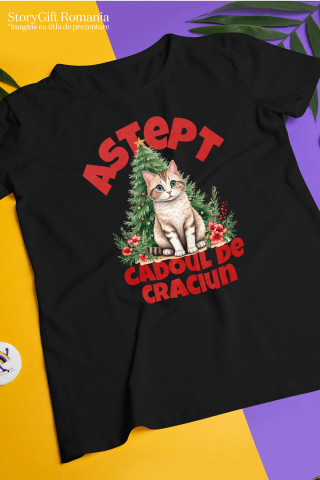 Tricou Femei, Barbati, Copii, Fata, Baiat, Unisex Personalizat Pisică Pufoasă Lângă Bradul de Crăciun – Aștept Cadoul de Crăciun [2]