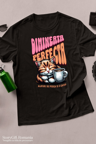Tricou Femei, Barbati, Copii, Fata, Baiat, Unisex Personalizat „Pisică Somnoroasă cu Cană de Cafea – Dimineața Perfectă pentru Iubitorii de Pisici” [2]