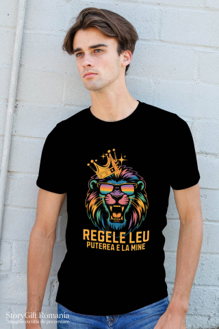 Tricou Femei, Barbati, Copii, Fata, Baiat, Unisex Personalizat Tricou Personalizat Regele Leu Furios cu Ochelari de Soare – "Puterea E La Mine" | Cadou pentru Iubitori de Leu și Putere [1]