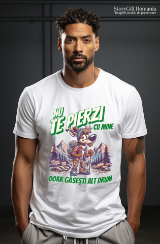 Tricou Femei, Barbati, Copii, Fata, Baiat, Unisex Personalizat "Cadou Personalizat ‘Nu Te Pierzi Cu Mine, Doar Găsești Alt Drum’ – Mesaj Motivațional pentru Iubitorii de Munte și Aventură" [1]