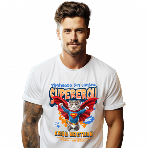 Tricou Femei, Barbati, Copii, Fata, Baiat, Unisex Personalizat Imagine cu o pisică Scottish Fold îmbrăcată în costum de Superman, cu pelerină roșie. Design original, perfect pentru produse personalizate dedicate iubitorilor de pisici și fanilor supereroilor.