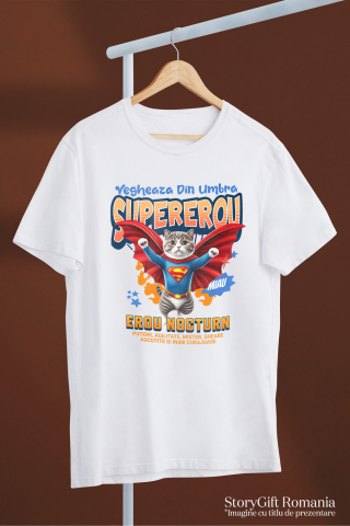 Tricou Femei, Barbati, Copii, Fata, Baiat, Unisex Personalizat Imagine cu o pisică Scottish Fold îmbrăcată în costum de Superman, cu pelerină roșie. Design original, perfect pentru produse personalizate dedicate iubitorilor de pisici și fanilor supereroilor. [2]