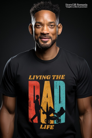 Tricou Barbati Cu Tata Plimband Copilul In Carucior, Text In Engleza Living The Dad Life, Rewlatie Tata-Copil, Cadou Pentru Viitorii Tatici, cu imprimeu pe Fata, 100% Bumbac, Negru, L [1]
