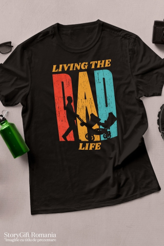 Tricou Barbati Cu Tata Plimband Copilul In Carucior, Text In Engleza Living The Dad Life, Rewlatie Tata-Copil, Cadou Pentru Viitorii Tatici, cu imprimeu pe Fata, 100% Bumbac, Negru, L [2]