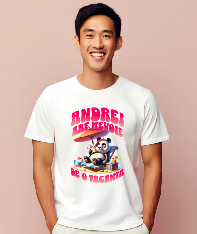 Tricou Femei, Barbati, Copii, Fata, Baiat, Unisex Personalizat "Produse personalizate pentru vacanță – Urs panda pufos pe plajă cu text 'Andrei are nevoie de o vacanță'" [1]