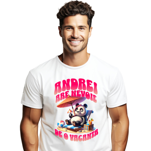 Tricou Femei, Barbati, Copii, Fata, Baiat, Unisex Personalizat "Produse personalizate pentru vacanță – Urs panda pufos pe plajă cu text 'Andrei are nevoie de o vacanță'"