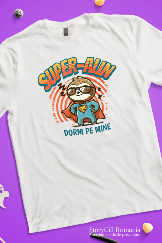 Tricou Femei, Barbati, Copii, Fata, Baiat, Unisex Personalizat Animal Lenes Cu Costum De Super Erou – Cadou Personalizat „Super-Alin Dorm Pe Mine” [2]