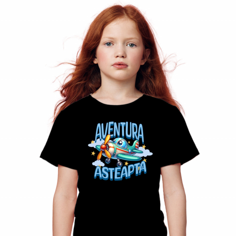 Tricou Femei, Barbati, Copii, Fata, Baiat, Unisex Personalizat Avion Colorat Animat Deasupra Norilor – Cadou Personalizat „Aventura Așteaptă” pentru Copii
