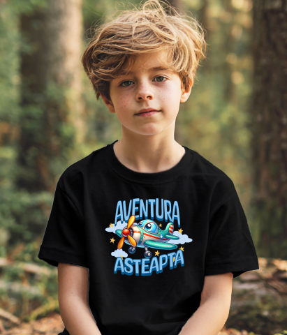 Tricou Femei, Barbati, Copii, Fata, Baiat, Unisex Personalizat Avion Colorat Animat Deasupra Norilor – Cadou Personalizat „Aventura Așteaptă” pentru Copii [2]