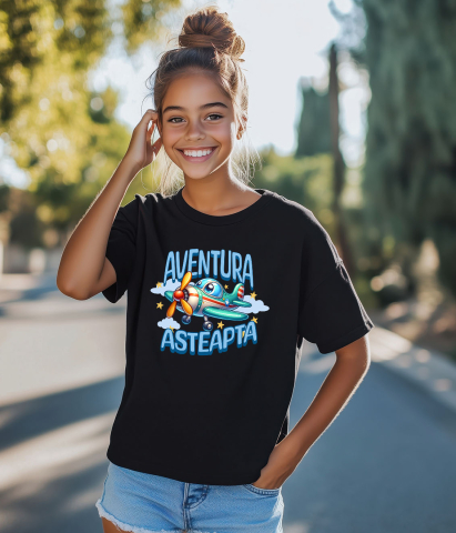 Tricou Femei, Barbati, Copii, Fata, Baiat, Unisex Personalizat Avion Colorat Animat Deasupra Norilor – Cadou Personalizat „Aventura Așteaptă” pentru Copii [3]