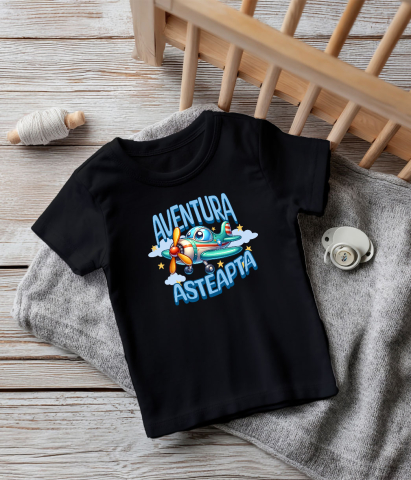Tricou Femei, Barbati, Copii, Fata, Baiat, Unisex Personalizat Avion Colorat Animat Deasupra Norilor – Cadou Personalizat „Aventura Așteaptă” pentru Copii [4]
