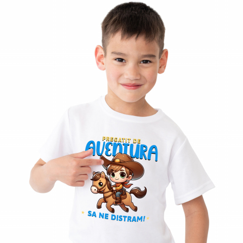 Tricou Femei, Barbati, Copii, Fata, Baiat, Unisex Personalizat Tricou Personalizat Băiat Cowboy – "Pregătit de Aventură, Să Ne Distram" | Cadou Amuzant pentru Copii și Tati