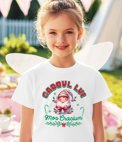 Tricou Femei, Barbati, Copii, Fata, Baiat, Unisex Personalizat Bebe în Păturică cu Funda Roșie și Pălărie – Cadoul Perfect de Moș Crăciun [2]