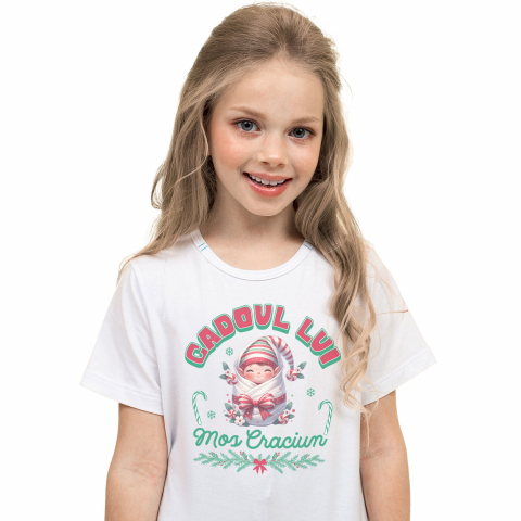 CRACIUN - Tricou Femei, Barbati, Copii, Fata, Baiat, Unisex Personalizat Bebe în Păturică cu Funda Roșie și Pălărie – Cadoul Perfect de Moș Crăciun