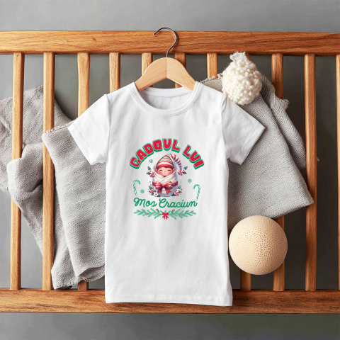 Tricou Femei, Barbati, Copii, Fata, Baiat, Unisex Personalizat Bebe în Păturică cu Funda Roșie și Pălărie – Cadoul Perfect de Moș Crăciun [4]