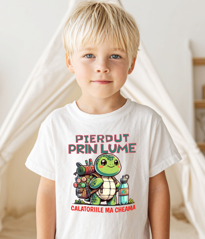 Tricou Femei, Barbati, Copii, Fata, Baiat, Unisex Personalizat "Broasca Țestoasă cu Rucsac și Apă – Călătoriile Mă Cheamă – Cadou Perfect pentru Aventuri în Natură" [2]