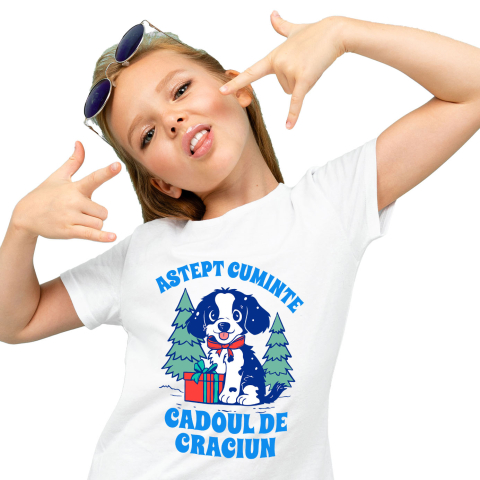 Tricou Femei, Barbati, Copii, Fata, Baiat, Unisex Personalizat Tricou Personalizat Crăciun – Câine Lângă Brad | Cadou Haios