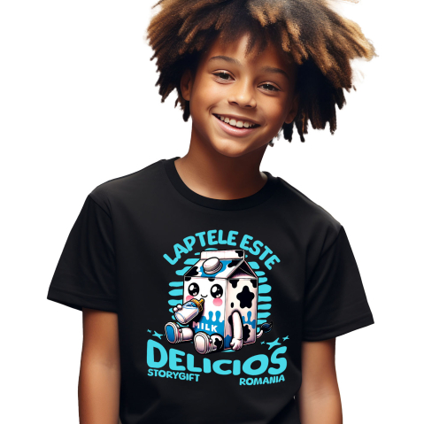 Bauturi - Tricou Femei, Barbati, Copii, Fata, Baiat, Unisex Personalizat „Cutie de Lapte Personalizată 'Laptele Este Delicios' – Cadou Vesel pentru Bebelus și Familie”