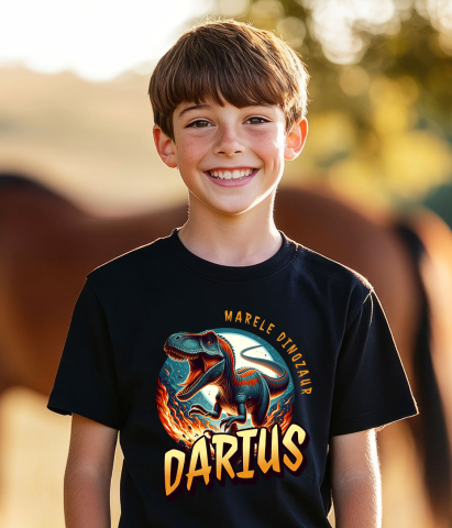 Tricou Femei, Barbati, Copii, Fata, Baiat, Unisex Personalizat Dinozaur T-rex Furios prin Flăcări – Marele Dinozaur Darius pentru Cadouri Personalizate [2]