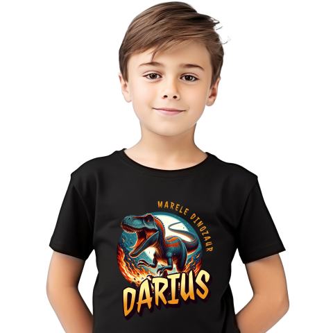 Basme Si Legende - Tricou Femei, Barbati, Copii, Fata, Baiat, Unisex Personalizat Dinozaur T-rex Furios prin Flăcări – Marele Dinozaur Darius pentru Cadouri Personalizate