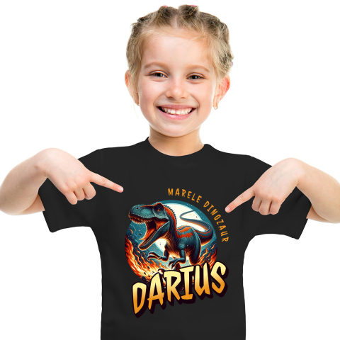 Tricou Femei, Barbati, Copii, Fata, Baiat, Unisex Personalizat Dinozaur T-rex Furios prin Flăcări – Marele Dinozaur Darius pentru Cadouri Personalizate [1]