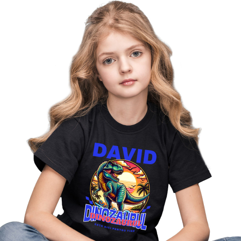 Tricou Femei, Barbati, Copii, Fata, Baiat, Unisex Personalizat Dinozaur T-rex în Junglă – „David, Dinozaurul Este Aici pentru Tine” | Cadou Personalizat pentru Copii [1]