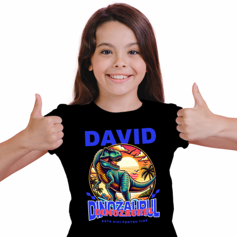 Tricou Femei, Barbati, Copii, Fata, Baiat, Unisex Personalizat Dinozaur T-rex în Junglă – „David, Dinozaurul Este Aici pentru Tine” | Cadou Personalizat pentru Copii [1]