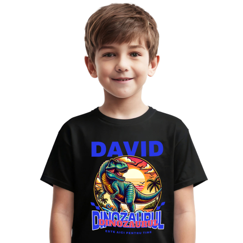 Copii - Tricou Femei, Barbati, Copii, Fata, Baiat, Unisex Personalizat Dinozaur T-rex în Junglă – „David, Dinozaurul Este Aici pentru Tine” | Cadou Personalizat pentru Copii