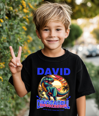 Tricou Femei, Barbati, Copii, Fata, Baiat, Unisex Personalizat Dinozaur T-rex în Junglă – „David, Dinozaurul Este Aici pentru Tine” | Cadou Personalizat pentru Copii [2]