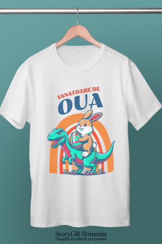Tricou Femei, Barbati, Copii, Fata, Baiat, Unisex Personalizat "Iepurele maro cu ou colorat călărind un dinozaur T-rex aduce o notă jucăușă și veselă sărbătorilor Pascale. O imagine perfectă pentru vânătoarea de ouă Paște alături de copii și familie." [2]