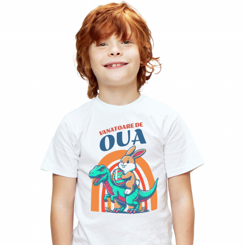 Tricou Femei, Barbati, Copii, Fata, Baiat, Unisex Personalizat "Iepurele maro cu ou colorat călărind un dinozaur T-rex aduce o notă jucăușă și veselă sărbătorilor Pascale. O imagine perfectă pentru vânătoarea de ouă Paște alături de copii și familie." [1]