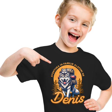 Tricou Femei, Barbati, Copii, Fata, Baiat, Unisex Personalizat „Lup Sălbatic și Pui Cu Rucsac de Aventură – Cadou Personalizat pentru Familii și Călătorii în Natură” [1]