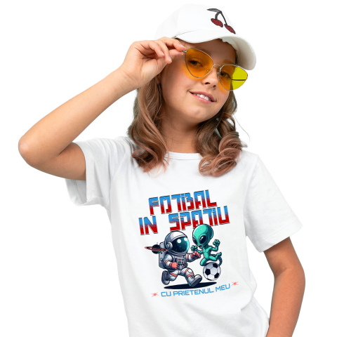 Basme Si Legende - Tricou Femei, Barbati, Copii, Fata, Baiat, Unisex Personalizat „Extraterestru și Astronaut Meci Fotbal în Spațiu – Cadouri Personalizate pentru Familie, Tati și Copii”