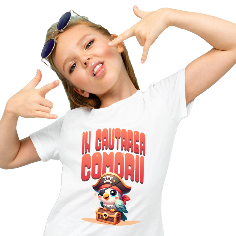 Animale - Tricou Femei, Barbati, Copii, Fata, Baiat, Unisex Personalizat „Papagal Pirat Colorat Cu Pălărie Și Cufăr De Comori – Cadou Personalizat „În Căutarea Comorii””