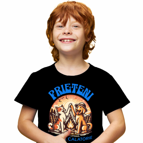 Tricouri - Tricou Femei, Barbati, Copii, Fata, Baiat, Unisex Personalizat "Pereche Perfectă: Câine și Pisică la Foc de Tabără – Aventură cu Prieteni Gata de Călătorie"