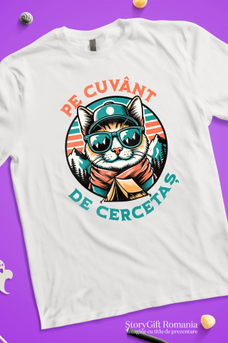 Tricou Femei, Barbati, Copii, Fata, Baiat, Unisex Personalizat "Pisica Cercetaș cu Ochelari de Soare și Șapcă – Cadou Aventuros pentru Iubitorii de Natură și Camping" [2]