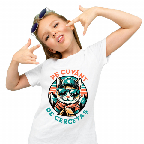 CALATORIE - Tricou Femei, Barbati, Copii, Fata, Baiat, Unisex Personalizat "Pisica Cercetaș cu Ochelari de Soare și Șapcă – Cadou Aventuros pentru Iubitorii de Natură și Camping"