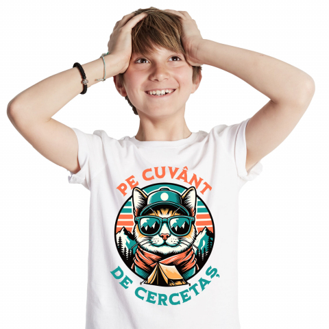 Tricou Femei, Barbati, Copii, Fata, Baiat, Unisex Personalizat "Pisica Cercetaș cu Ochelari de Soare și Șapcă – Cadou Aventuros pentru Iubitorii de Natură și Camping" [1]