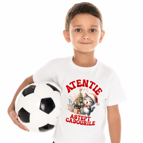 Tricou Femei, Barbati, Copii, Fata, Baiat, Unisex Personalizat Pisica Cântând Lângă Bradul de Crăciun – „Aștept Cadourile” – Cadou Perfect pentru Iubitorii de Pisici [1]