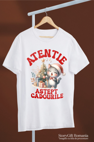 Tricou Femei, Barbati, Copii, Fata, Baiat, Unisex Personalizat Pisica Cântând Lângă Bradul de Crăciun – „Aștept Cadourile” – Cadou Perfect pentru Iubitorii de Pisici [2]
