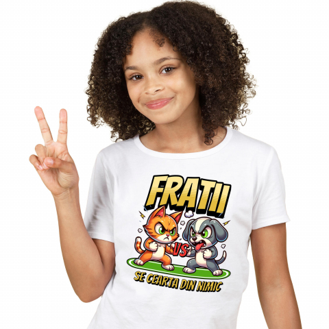 Tricou Femei, Barbati, Copii, Fata, Baiat, Unisex Personalizat Pisica și Câine – Război Amuzant între Frați „Se Cearta Din Nimic” – Cadou Personalizat