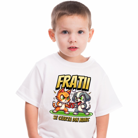 Tricou Femei, Barbati, Copii, Fata, Baiat, Unisex Personalizat Pisica și Câine – Război Amuzant între Frați „Se Cearta Din Nimic” – Cadou Personalizat [1]