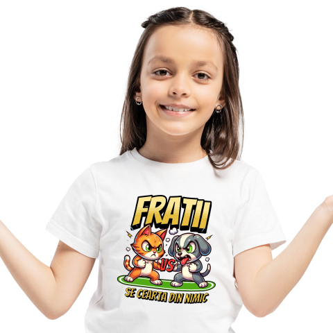 Tricou Femei, Barbati, Copii, Fata, Baiat, Unisex Personalizat Pisica și Câine – Război Amuzant între Frați „Se Cearta Din Nimic” – Cadou Personalizat [1]