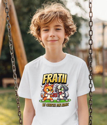 Tricou Femei, Barbati, Copii, Fata, Baiat, Unisex Personalizat Pisica și Câine – Război Amuzant între Frați „Se Cearta Din Nimic” – Cadou Personalizat [2]