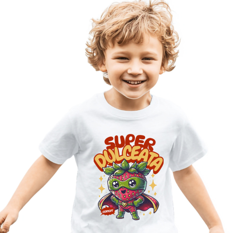 Copii - Tricou Femei, Barbati, Copii, Fata, Baiat, Unisex Personalizat Super Erou Căpșună cu Capa Roșie – Cadou Personalizat „Super Dulceață” pentru Copii