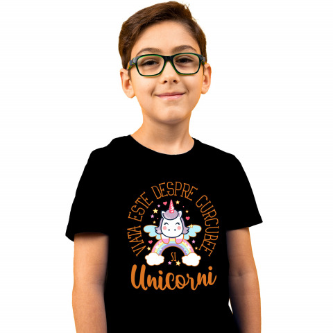 Tricou Femei, Barbati, Copii, Fata, Baiat, Unisex Personalizat Unicorn pe Curcubeu Multicolor – Cadou Personalizat pentru Copii și Familie [1]