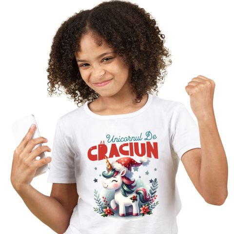 Tricou Femei, Barbati, Copii, Fata, Baiat, Unisex Personalizat Unicorn Vesel Roz cu Căciulă de Moș Crăciun – Cadouri Personalizate pentru Crăciun Magic