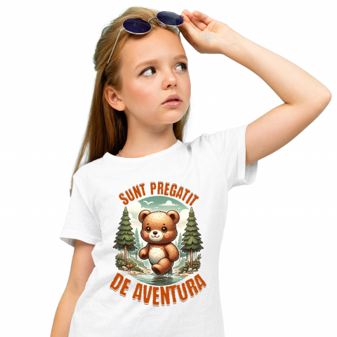 Tricouri - Tricou Femei, Barbati, Copii, Fata, Baiat, Unisex Personalizat "Urs de Pluș Maro în Pădure și Râu cu Apă Cristalină – Pregătit pentru Aventură"