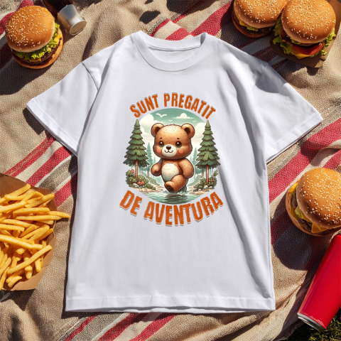 Tricou Femei, Barbati, Copii, Fata, Baiat, Unisex Personalizat "Urs de Pluș Maro în Pădure și Râu cu Apă Cristalină – Pregătit pentru Aventură" [4]